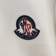 Moncler 盟可睐(蒙口)2026FW秋冬新款圆标刺绣长袖T恤✨ 高支舒适亲肤面料,垂感顺滑,上身透气不闷,版型宽松 Moncler 盟可睐(蒙口)2026FW秋冬新款圆标刺绣长袖T恤✨ 高支舒适亲肤面料,垂感顺滑,上身透气不闷,版型宽松