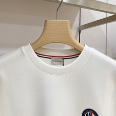 Moncler 盟可睐(蒙口)2026FW秋冬新款圆标刺绣长袖T恤✨ 高支舒适亲肤面料,垂感顺滑,上身透气不闷,版型宽松 Moncler 盟可睐(蒙口)2026FW秋冬新款圆标刺绣长袖T恤✨ 高支舒适亲肤面料,垂感顺滑,上身透气不闷,版型宽松