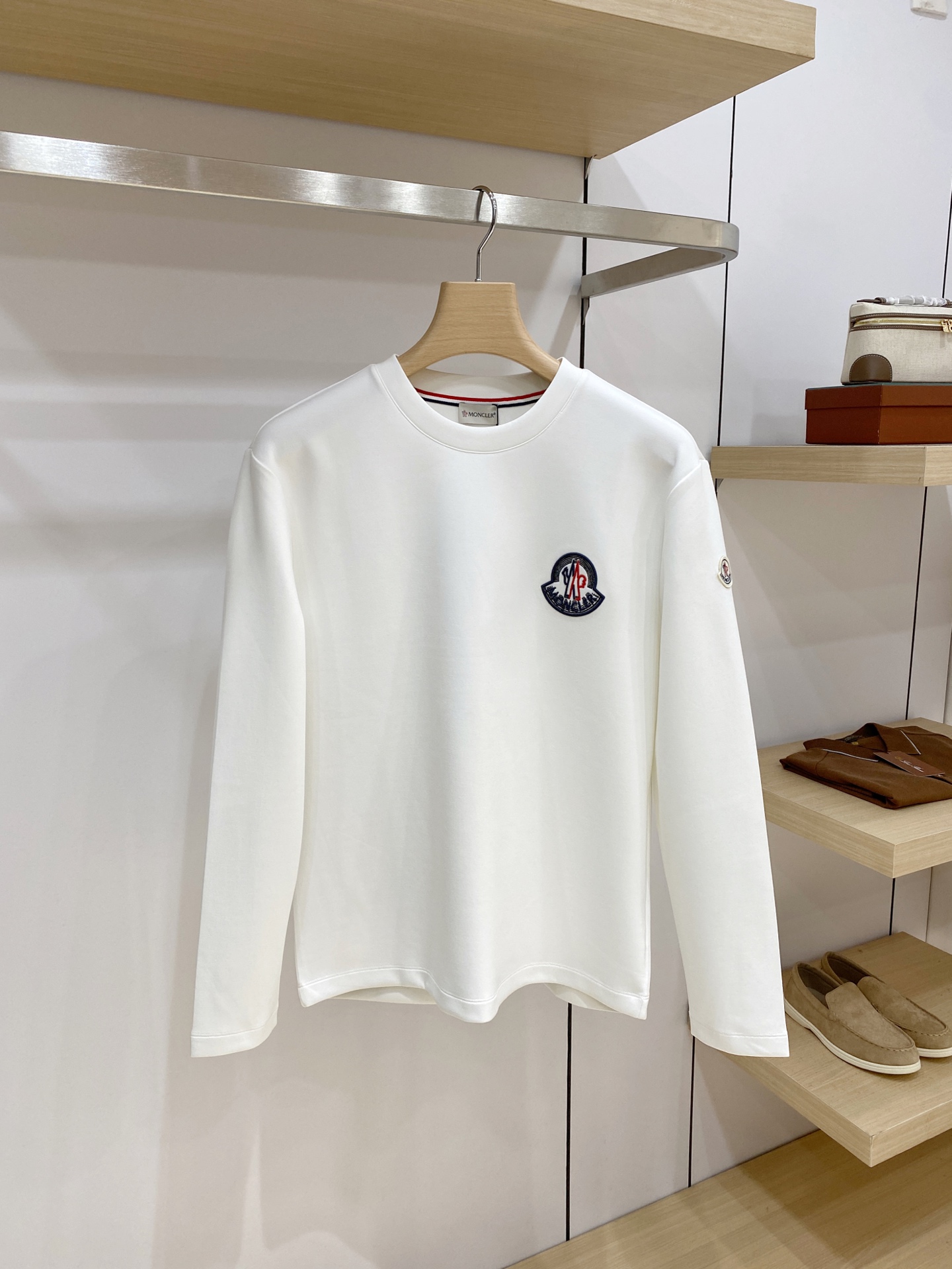 Moncler 盟可睐（蒙口）2026FW秋冬新款圆标刺绣长袖T恤✨ 高支舒适亲肤面料，垂感顺滑，上身透气不闷，版型宽松