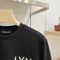 Louis Vuitton 路易威登 2026FW秋冬新款LVM字母刺绣长袖T恤✨ 高支舒适亲肤面料,垂感顺滑,上身透气 Louis Vuitton 路易威登 2026FW秋冬新款LVM字母刺绣长袖T恤✨ 高支舒适亲肤面料,垂感顺滑,上身透气