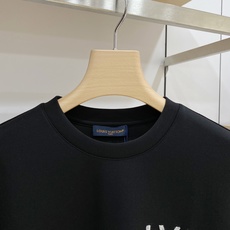 Louis Vuitton 路易威登 2026FW秋冬新款LVM字母刺绣长袖T恤✨ 高支舒适亲肤面料,垂感顺滑,上身透气 Louis Vuitton 路易威登 2026FW秋冬新款LVM字母刺绣长袖T恤✨ 高支舒适亲肤面料,垂感顺滑,上身透气