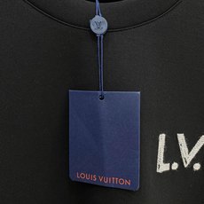 Louis Vuitton 路易威登 2026FW秋冬新款LVM字母刺绣长袖T恤✨ 高支舒适亲肤面料,垂感顺滑,上身透气 Louis Vuitton 路易威登 2026FW秋冬新款LVM字母刺绣长袖T恤✨ 高支舒适亲肤面料,垂感顺滑,上身透气