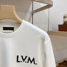 Louis Vuitton 路易威登 2026FW秋冬新款LVM字母刺绣长袖T恤✨ 高支舒适亲肤面料,垂感顺滑,上身透气 Louis Vuitton 路易威登 2026FW秋冬新款LVM字母刺绣长袖T恤✨ 高支舒适亲肤面料,垂感顺滑,上身透气