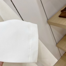 Louis Vuitton 路易威登 2026FW秋冬新款LVM字母刺绣长袖T恤✨ 高支舒适亲肤面料,垂感顺滑,上身透气 Louis Vuitton 路易威登 2026FW秋冬新款LVM字母刺绣长袖T恤✨ 高支舒适亲肤面料,垂感顺滑,上身透气