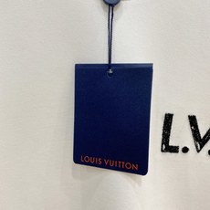 Louis Vuitton 路易威登 2026FW秋冬新款LVM字母刺绣长袖T恤✨ 高支舒适亲肤面料,垂感顺滑,上身透气 Louis Vuitton 路易威登 2026FW秋冬新款LVM字母刺绣长袖T恤✨ 高支舒适亲肤面料,垂感顺滑,上身透气