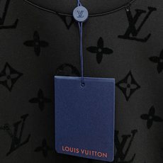 Louis Vuitton 路易威登 2026FW秋冬新款满印植绒老花长袖T恤✨ 高支软糯亲肤面料,垂感顺滑,上身舒适透 Louis Vuitton 路易威登 2026FW秋冬新款满印植绒老花长袖T恤✨ 高支软糯亲肤面料,垂感顺滑,上身舒适透