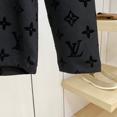 Louis Vuitton 路易威登 2026FW秋冬新款满印植绒老花长袖T恤✨ 高支软糯亲肤面料,垂感顺滑,上身舒适透 Louis Vuitton 路易威登 2026FW秋冬新款满印植绒老花长袖T恤✨ 高支软糯亲肤面料,垂感顺滑,上身舒适透