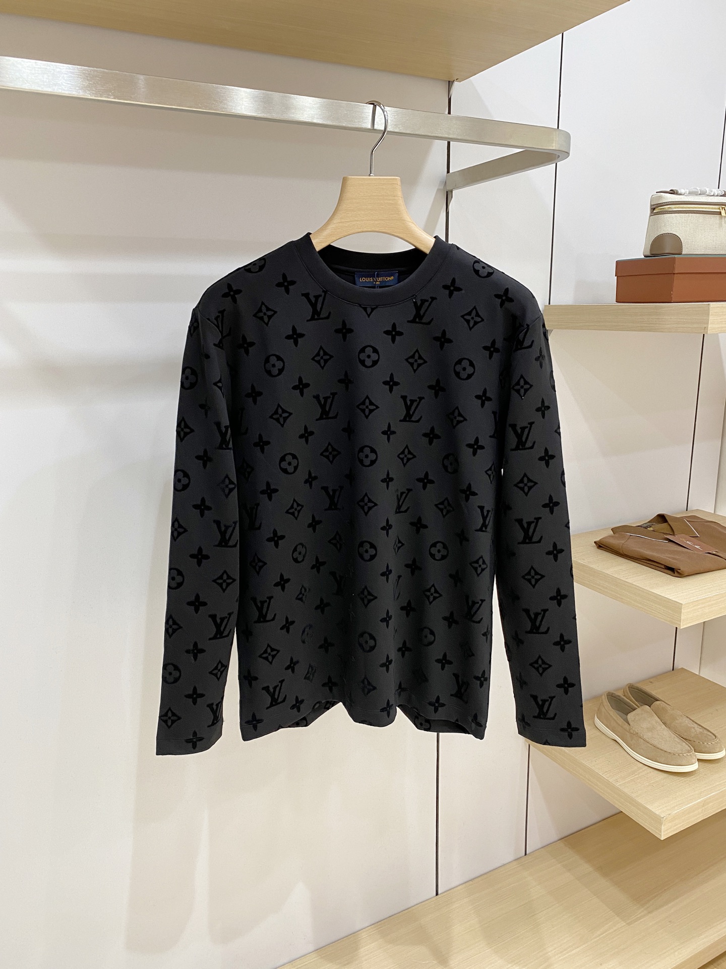 Louis Vuitton 路易威登 2026FW秋冬新款满印植绒老花长袖T恤✨ 高支软糯亲肤面料，垂感顺滑，上身舒适透
