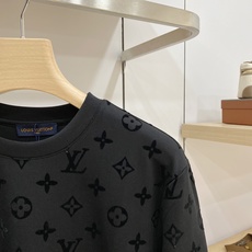Louis Vuitton 路易威登 2026FW秋冬新款满印植绒老花长袖T恤✨ 高支软糯亲肤面料,垂感顺滑,上身舒适透 Louis Vuitton 路易威登 2026FW秋冬新款满印植绒老花长袖T恤✨ 高支软糯亲肤面料,垂感顺滑,上身舒适透