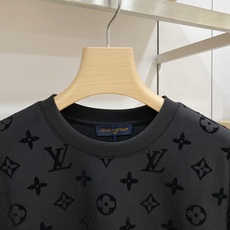 Louis Vuitton 路易威登 2026FW秋冬新款满印植绒老花长袖T恤✨ 高支软糯亲肤面料,垂感顺滑,上身舒适透 Louis Vuitton 路易威登 2026FW秋冬新款满印植绒老花长袖T恤✨ 高支软糯亲肤面料,垂感顺滑,上身舒适透