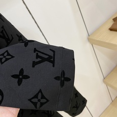 Louis Vuitton 路易威登 2026FW秋冬新款满印植绒老花长袖T恤✨ 高支软糯亲肤面料,垂感顺滑,上身舒适透 Louis Vuitton 路易威登 2026FW秋冬新款满印植绒老花长袖T恤✨ 高支软糯亲肤面料,垂感顺滑,上身舒适透