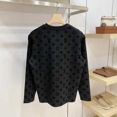 Louis Vuitton 路易威登 2026FW秋冬新款满印植绒老花长袖T恤✨ 高支软糯亲肤面料,垂感顺滑,上身舒适透 Louis Vuitton 路易威登 2026FW秋冬新款满印植绒老花长袖T恤✨ 高支软糯亲肤面料,垂感顺滑,上身舒适透