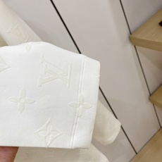 Louis Vuitton 路易威登 2026FW秋冬新款满印植绒老花长袖T恤✨ 高支软糯亲肤面料,垂感顺滑,上身舒适透 Louis Vuitton 路易威登 2026FW秋冬新款满印植绒老花长袖T恤✨ 高支软糯亲肤面料,垂感顺滑,上身舒适透