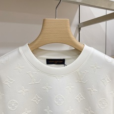 Louis Vuitton 路易威登 2026FW秋冬新款满印植绒老花长袖T恤✨ 高支软糯亲肤面料,垂感顺滑,上身舒适透 Louis Vuitton 路易威登 2026FW秋冬新款满印植绒老花长袖T恤✨ 高支软糯亲肤面料,垂感顺滑,上身舒适透