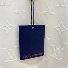 Louis Vuitton 路易威登 2026FW秋冬新款满印植绒老花长袖T恤✨ 高支软糯亲肤面料,垂感顺滑,上身舒适透 Louis Vuitton 路易威登 2026FW秋冬新款满印植绒老花长袖T恤✨ 高支软糯亲肤面料,垂感顺滑,上身舒适透