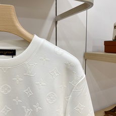 Louis Vuitton 路易威登 2026FW秋冬新款满印植绒老花长袖T恤✨ 高支软糯亲肤面料,垂感顺滑,上身舒适透 Louis Vuitton 路易威登 2026FW秋冬新款满印植绒老花长袖T恤✨ 高支软糯亲肤面料,垂感顺滑,上身舒适透