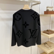 Louis Vuitton 路易威登 2026FW秋冬新款大logo植绒老花长袖T恤✨ 高支软糯亲肤面料,垂感顺滑,上身 Louis Vuitton 路易威登 2026FW秋冬新款大logo植绒老花长袖T恤✨ 高支软糯亲肤面料,垂感顺滑,上身