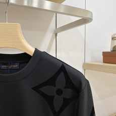 Louis Vuitton 路易威登 2026FW秋冬新款大logo植绒老花长袖T恤✨ 高支软糯亲肤面料,垂感顺滑,上身 Louis Vuitton 路易威登 2026FW秋冬新款大logo植绒老花长袖T恤✨ 高支软糯亲肤面料,垂感顺滑,上身