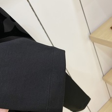 Louis Vuitton 路易威登 2026FW秋冬新款大logo植绒老花长袖T恤✨ 高支软糯亲肤面料,垂感顺滑,上身 Louis Vuitton 路易威登 2026FW秋冬新款大logo植绒老花长袖T恤✨ 高支软糯亲肤面料,垂感顺滑,上身