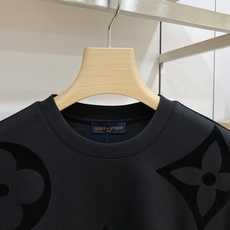 Louis Vuitton 路易威登 2026FW秋冬新款大logo植绒老花长袖T恤✨ 高支软糯亲肤面料,垂感顺滑,上身 Louis Vuitton 路易威登 2026FW秋冬新款大logo植绒老花长袖T恤✨ 高支软糯亲肤面料,垂感顺滑,上身