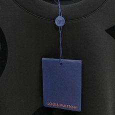 Louis Vuitton 路易威登 2026FW秋冬新款大logo植绒老花长袖T恤✨ 高支软糯亲肤面料,垂感顺滑,上身 Louis Vuitton 路易威登 2026FW秋冬新款大logo植绒老花长袖T恤✨ 高支软糯亲肤面料,垂感顺滑,上身