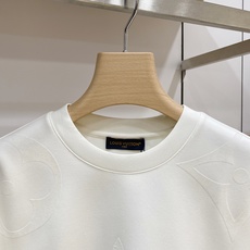 Louis Vuitton 路易威登 2026FW秋冬新款大logo植绒老花长袖T恤✨ 高支软糯亲肤面料,垂感顺滑,上身 Louis Vuitton 路易威登 2026FW秋冬新款大logo植绒老花长袖T恤✨ 高支软糯亲肤面料,垂感顺滑,上身