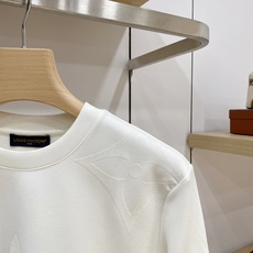 Louis Vuitton 路易威登 2026FW秋冬新款大logo植绒老花长袖T恤✨ 高支软糯亲肤面料,垂感顺滑,上身 Louis Vuitton 路易威登 2026FW秋冬新款大logo植绒老花长袖T恤✨ 高支软糯亲肤面料,垂感顺滑,上身