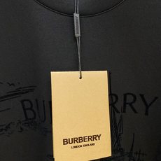 Burberry 博柏利(巴宝莉)新款城堡植绒短袖T恤✨ 甄选高支重磅透气面料,触感柔软顺滑,版型宽松利落、上身挺括有型 Burberry 博柏利(巴宝莉)新款城堡植绒短袖T恤✨ 甄选高支重磅透气面料,触感柔软顺滑,版型宽松利落、上身挺括有型