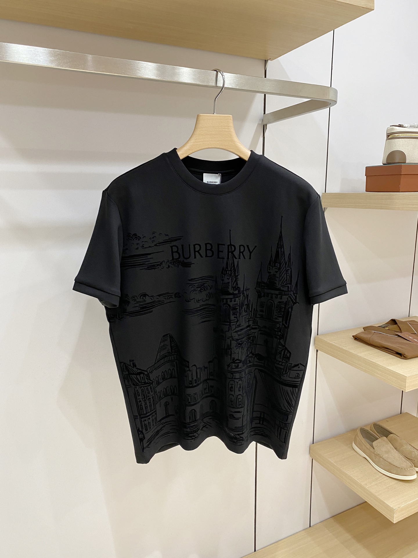 Burberry 博柏利（巴宝莉）新款城堡植绒短袖T恤✨ 甄选高支重磅透气面料，触感柔软顺滑，版型宽松利落、上身挺括有型