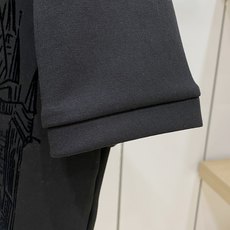 Burberry 博柏利(巴宝莉)新款城堡植绒短袖T恤✨ 甄选高支重磅透气面料,触感柔软顺滑,版型宽松利落、上身挺括有型 Burberry 博柏利(巴宝莉)新款城堡植绒短袖T恤✨ 甄选高支重磅透气面料,触感柔软顺滑,版型宽松利落、上身挺括有型