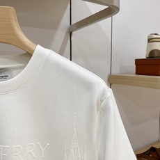 Burberry 博柏利(巴宝莉)新款城堡植绒短袖T恤✨ 甄选高支重磅透气面料,触感柔软顺滑,版型宽松利落、上身挺括有型 Burberry 博柏利(巴宝莉)新款城堡植绒短袖T恤✨ 甄选高支重磅透气面料,触感柔软顺滑,版型宽松利落、上身挺括有型