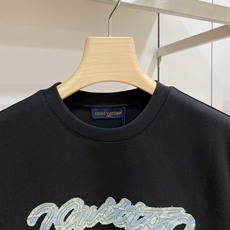 Louis Vuitton 路易威登(LV)2026FW秋冬新款牛仔贴布绣字母短袖T恤✨ 甄选重磅高支棉质面料,厚实挺括 Louis Vuitton 路易威登(LV)2026FW秋冬新款牛仔贴布绣字母短袖T恤✨ 甄选重磅高支棉质面料,厚实挺括