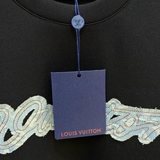 Louis Vuitton 路易威登(LV)2026FW秋冬新款牛仔贴布绣字母短袖T恤✨ 甄选重磅高支棉质面料,厚实挺括 Louis Vuitton 路易威登(LV)2026FW秋冬新款牛仔贴布绣字母短袖T恤✨ 甄选重磅高支棉质面料,厚实挺括
