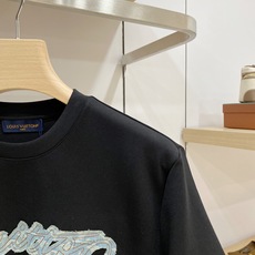 Louis Vuitton 路易威登(LV)2026FW秋冬新款牛仔贴布绣字母短袖T恤✨ 甄选重磅高支棉质面料,厚实挺括 Louis Vuitton 路易威登(LV)2026FW秋冬新款牛仔贴布绣字母短袖T恤✨ 甄选重磅高支棉质面料,厚实挺括