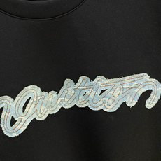 Louis Vuitton 路易威登(LV)2026FW秋冬新款牛仔贴布绣字母短袖T恤✨ 甄选重磅高支棉质面料,厚实挺括 Louis Vuitton 路易威登(LV)2026FW秋冬新款牛仔贴布绣字母短袖T恤✨ 甄选重磅高支棉质面料,厚实挺括