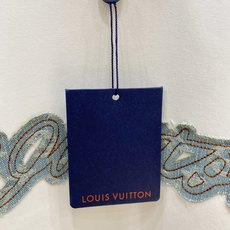Louis Vuitton 路易威登(LV)2026FW秋冬新款牛仔贴布绣字母短袖T恤✨ 甄选重磅高支棉质面料,厚实挺括 Louis Vuitton 路易威登(LV)2026FW秋冬新款牛仔贴布绣字母短袖T恤✨ 甄选重磅高支棉质面料,厚实挺括