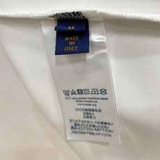 Louis Vuitton 路易威登(LV)2026FW秋冬新款牛仔贴布绣字母短袖T恤✨ 甄选重磅高支棉质面料,厚实挺括 Louis Vuitton 路易威登(LV)2026FW秋冬新款牛仔贴布绣字母短袖T恤✨ 甄选重磅高支棉质面料,厚实挺括