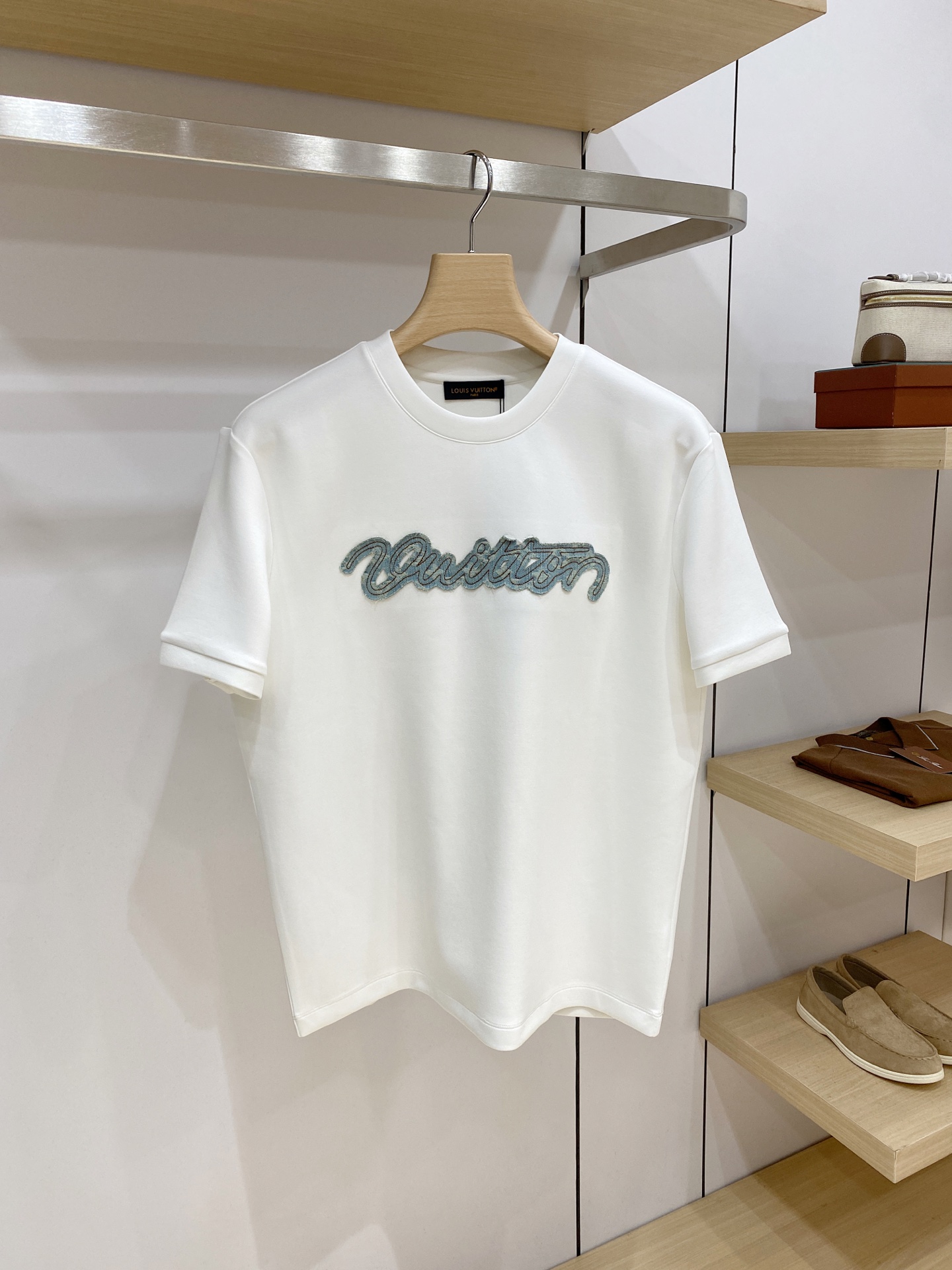 Louis Vuitton 路易威登（LV）2026FW秋冬新款牛仔贴布绣字母短袖T恤✨ 甄选重磅高支棉质面料，厚实挺括