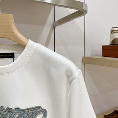 Louis Vuitton 路易威登(LV)2026FW秋冬新款牛仔贴布绣字母短袖T恤✨ 甄选重磅高支棉质面料,厚实挺括 Louis Vuitton 路易威登(LV)2026FW秋冬新款牛仔贴布绣字母短袖T恤✨ 甄选重磅高支棉质面料,厚实挺括