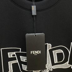 FENDI 芬迪 2026FW秋冬新款立体刺绣字母短袖T恤✨ 甄选重磅高支长绒棉面料,厚实垂顺、亲肤透气,单穿清爽,秋冬 FENDI 芬迪 2026FW秋冬新款立体刺绣字母短袖T恤✨ 甄选重磅高支长绒棉面料,厚实垂顺、亲肤透气,单穿清爽,秋冬