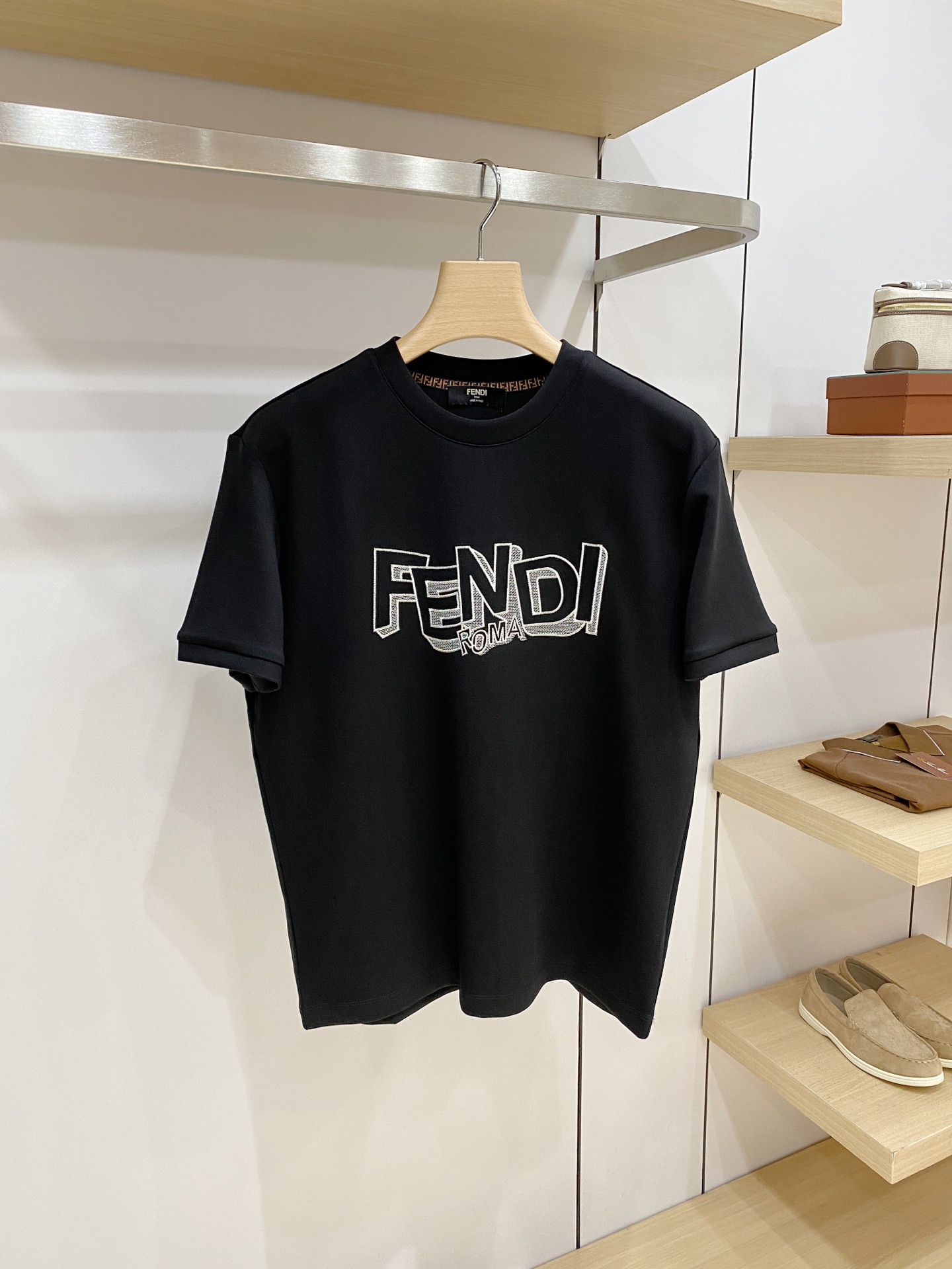 FENDI 芬迪 2026FW秋冬新款立体刺绣字母短袖T恤✨ 甄选重磅高支长绒棉面料，厚实垂顺、亲肤透气，单穿清爽，秋冬