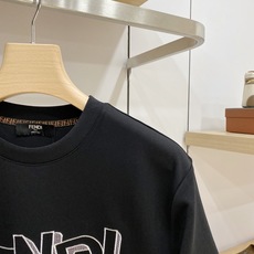 FENDI 芬迪 2026FW秋冬新款立体刺绣字母短袖T恤✨ 甄选重磅高支长绒棉面料,厚实垂顺、亲肤透气,单穿清爽,秋冬 FENDI 芬迪 2026FW秋冬新款立体刺绣字母短袖T恤✨ 甄选重磅高支长绒棉面料,厚实垂顺、亲肤透气,单穿清爽,秋冬