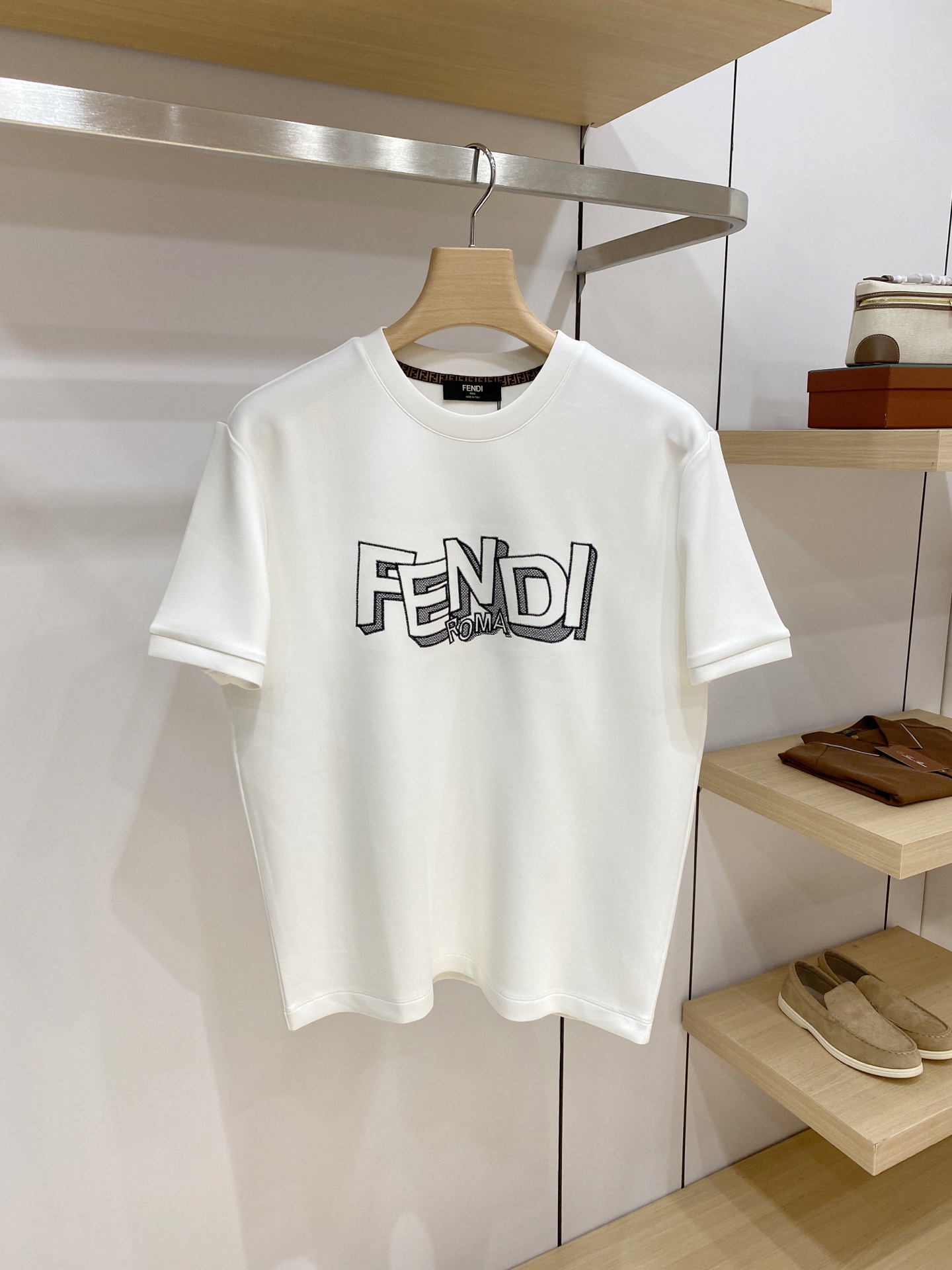 FENDI 芬迪 2026FW秋冬新款立体刺绣字母短袖T恤✨ 甄选重磅高支长绒棉面料，厚实垂顺、亲肤透气，单穿清爽，秋冬