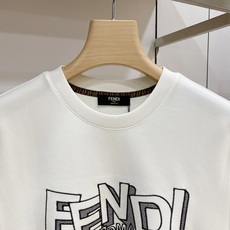 FENDI 芬迪 2026FW秋冬新款立体刺绣字母短袖T恤✨ 甄选重磅高支长绒棉面料,厚实垂顺、亲肤透气,单穿清爽,秋冬 FENDI 芬迪 2026FW秋冬新款立体刺绣字母短袖T恤✨ 甄选重磅高支长绒棉面料,厚实垂顺、亲肤透气,单穿清爽,秋冬
