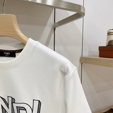 FENDI 芬迪 2026FW秋冬新款立体刺绣字母短袖T恤✨ 甄选重磅高支长绒棉面料,厚实垂顺、亲肤透气,单穿清爽,秋冬 FENDI 芬迪 2026FW秋冬新款立体刺绣字母短袖T恤✨ 甄选重磅高支长绒棉面料,厚实垂顺、亲肤透气,单穿清爽,秋冬