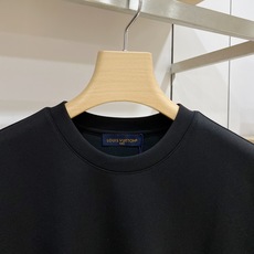 Louis Vuitton 路易威登 2026FW秋冬新款皮标贴绣LV小标短袖T恤✨ 甄选重磅高支棉质面料,质感厚实细腻 Louis Vuitton 路易威登 2026FW秋冬新款皮标贴绣LV小标短袖T恤✨ 甄选重磅高支棉质面料,质感厚实细腻