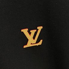 Louis Vuitton 路易威登 2026FW秋冬新款皮标贴绣LV小标短袖T恤✨ 甄选重磅高支棉质面料,质感厚实细腻 Louis Vuitton 路易威登 2026FW秋冬新款皮标贴绣LV小标短袖T恤✨ 甄选重磅高支棉质面料,质感厚实细腻