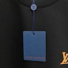 Louis Vuitton 路易威登 2026FW秋冬新款皮标贴绣LV小标短袖T恤✨ 甄选重磅高支棉质面料,质感厚实细腻 Louis Vuitton 路易威登 2026FW秋冬新款皮标贴绣LV小标短袖T恤✨ 甄选重磅高支棉质面料,质感厚实细腻