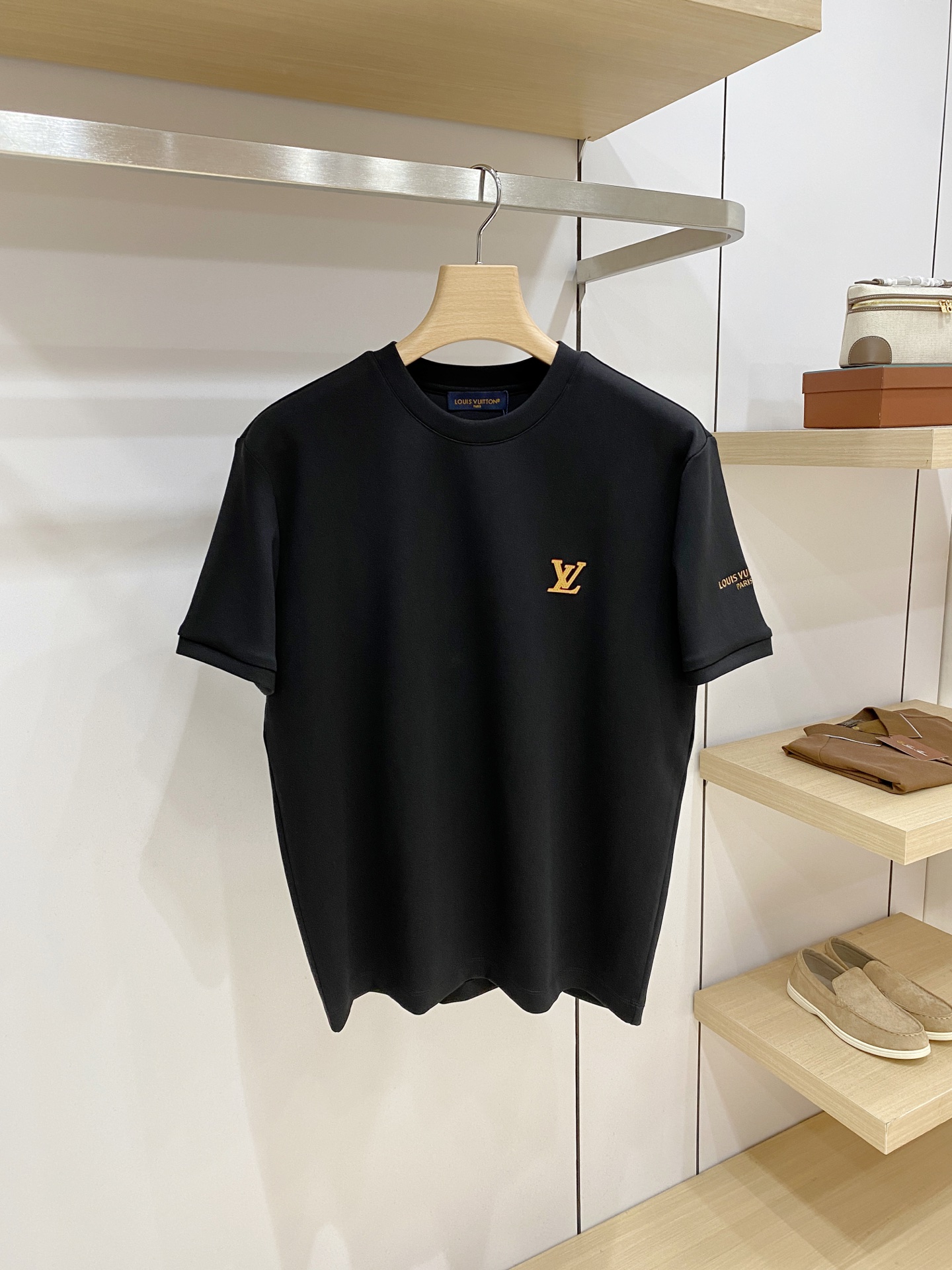 Louis Vuitton 路易威登 2026FW秋冬新款皮标贴绣LV小标短袖T恤✨ 甄选重磅高支棉质面料，质感厚实细腻