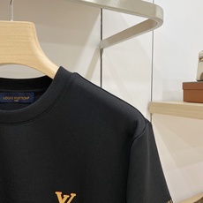 Louis Vuitton 路易威登 2026FW秋冬新款皮标贴绣LV小标短袖T恤✨ 甄选重磅高支棉质面料,质感厚实细腻 Louis Vuitton 路易威登 2026FW秋冬新款皮标贴绣LV小标短袖T恤✨ 甄选重磅高支棉质面料,质感厚实细腻